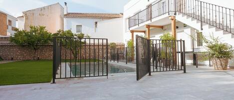 Una piscina al aire libre