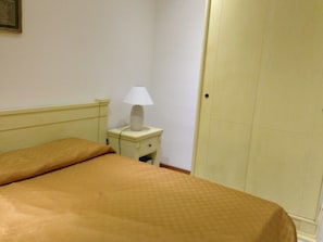 1 habitación, tabla de planchar con plancha y ropa de cama