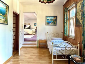2 slaapkamers, een bureau, een strijkplank/strijkijzer, reisbedje