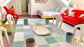 2 Schlafzimmer, Schreibtisch, Bügeleisen/Bügelbrett, Reisekinderbett