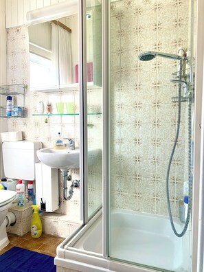 Een douche, een haardroger, handdoeken, zeep