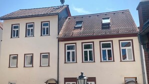 Un bâtiment à deux étages, doté de nombreuses fenêtres, d’une porte et d’un lampadaire.