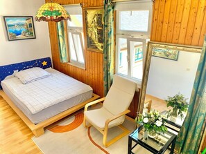 2 slaapkamers, een bureau, een strijkplank/strijkijzer, reisbedje