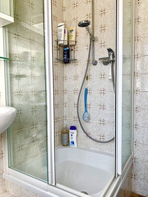 Douche, sèche-cheveux, serviettes fournies, savon