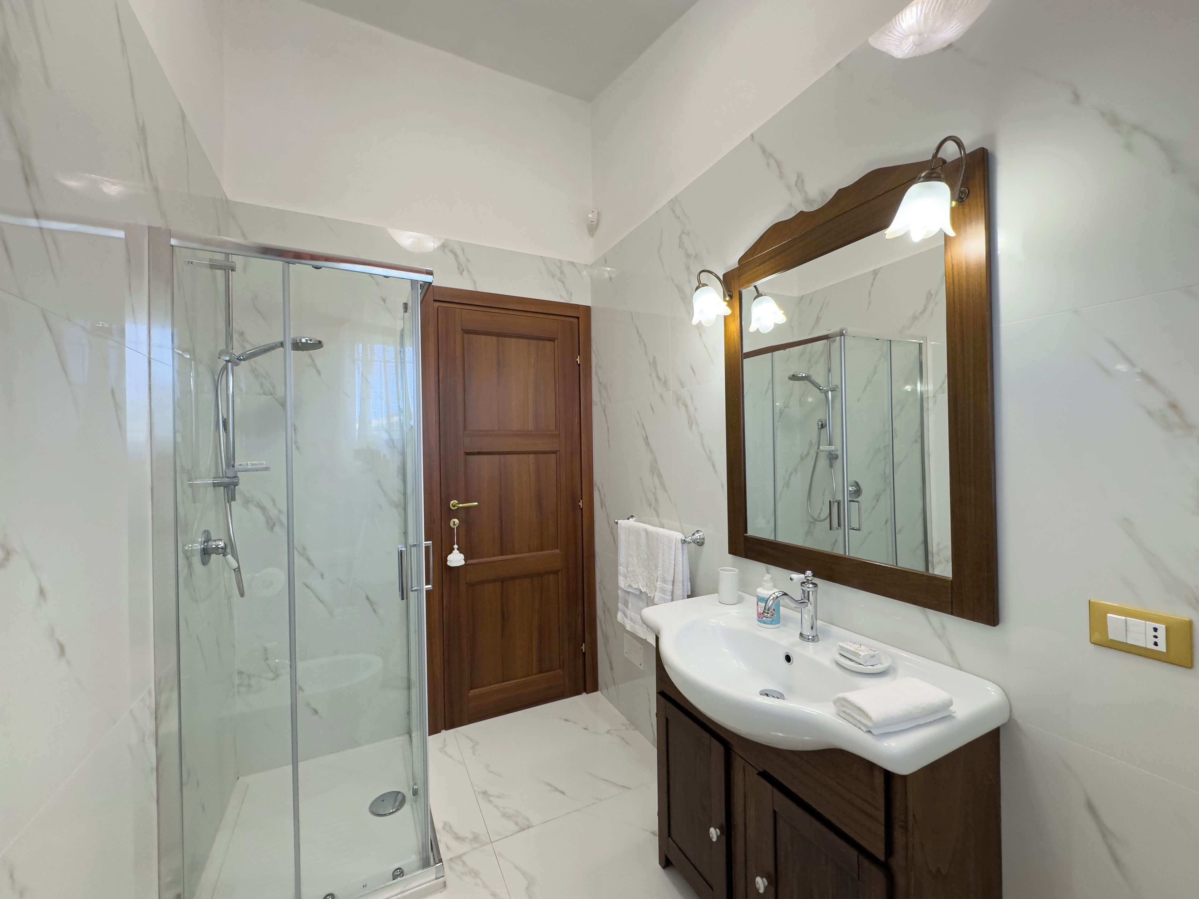 Doppelzimmer, Hügelblick | Badezimmer | Dusche, Haartrockner, Handtücher, Seife