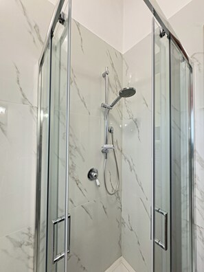 Habitación doble, vistas a la colina | Baño | Ducha, secador de pelo, toallas y jabón