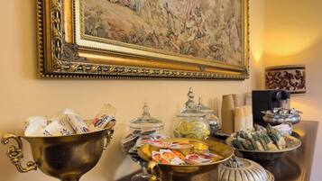 TĂ€gliches inbegriffenes FrĂŒhstĂŒcksbuffet