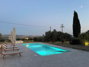 Una piscina al aire libre de temporada (de 09:00 a 20:00), sombrillas