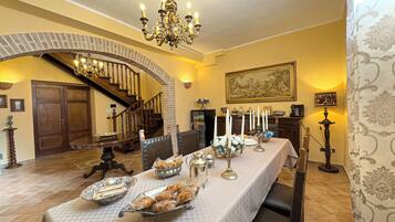 TĂ€gliches inbegriffenes FrĂŒhstĂŒcksbuffet