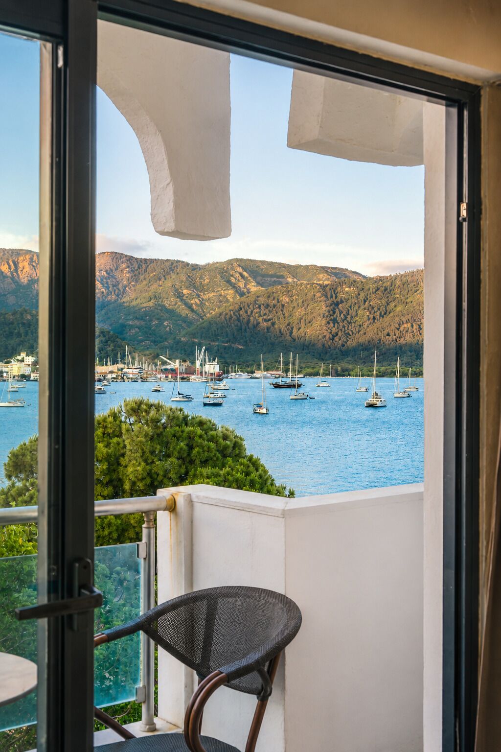 Chambre Standard, balcon, vue partielle sur la mer | Literie de qualité supérieure, minibar, coffres-forts dans les chambres