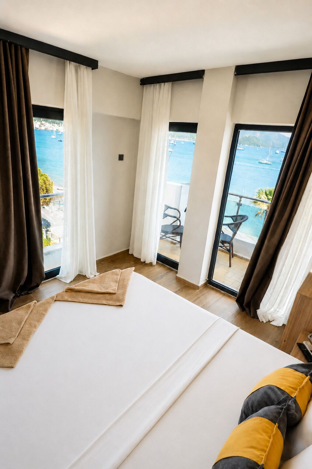 Chambre Standard, balcon, vue mer | Literie de qualité supérieure, minibar, coffres-forts dans les chambres