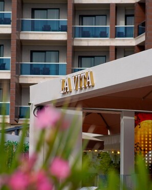 Vista frontal de la propiedad