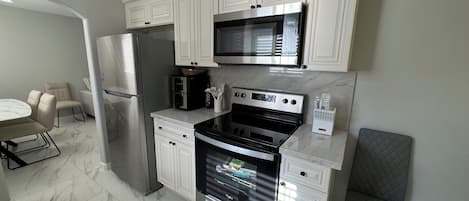 Micro-ondes, four, plaque de cuisson, lave-vaisselle