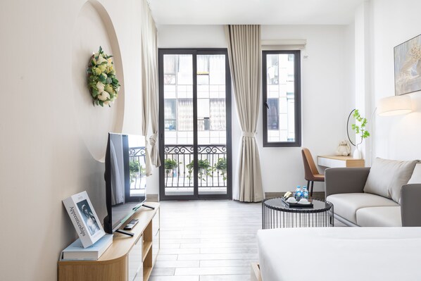 Deluxe Room, 1 Queen Bed, City View
