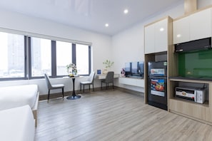 Family Room | Desk, free WiFi