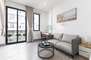 Deluxe Room, 1 Queen Bed, City View