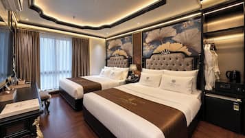 Habitación de hotel con dos camas, un escritorio, un armario y un mural grande en la pared.