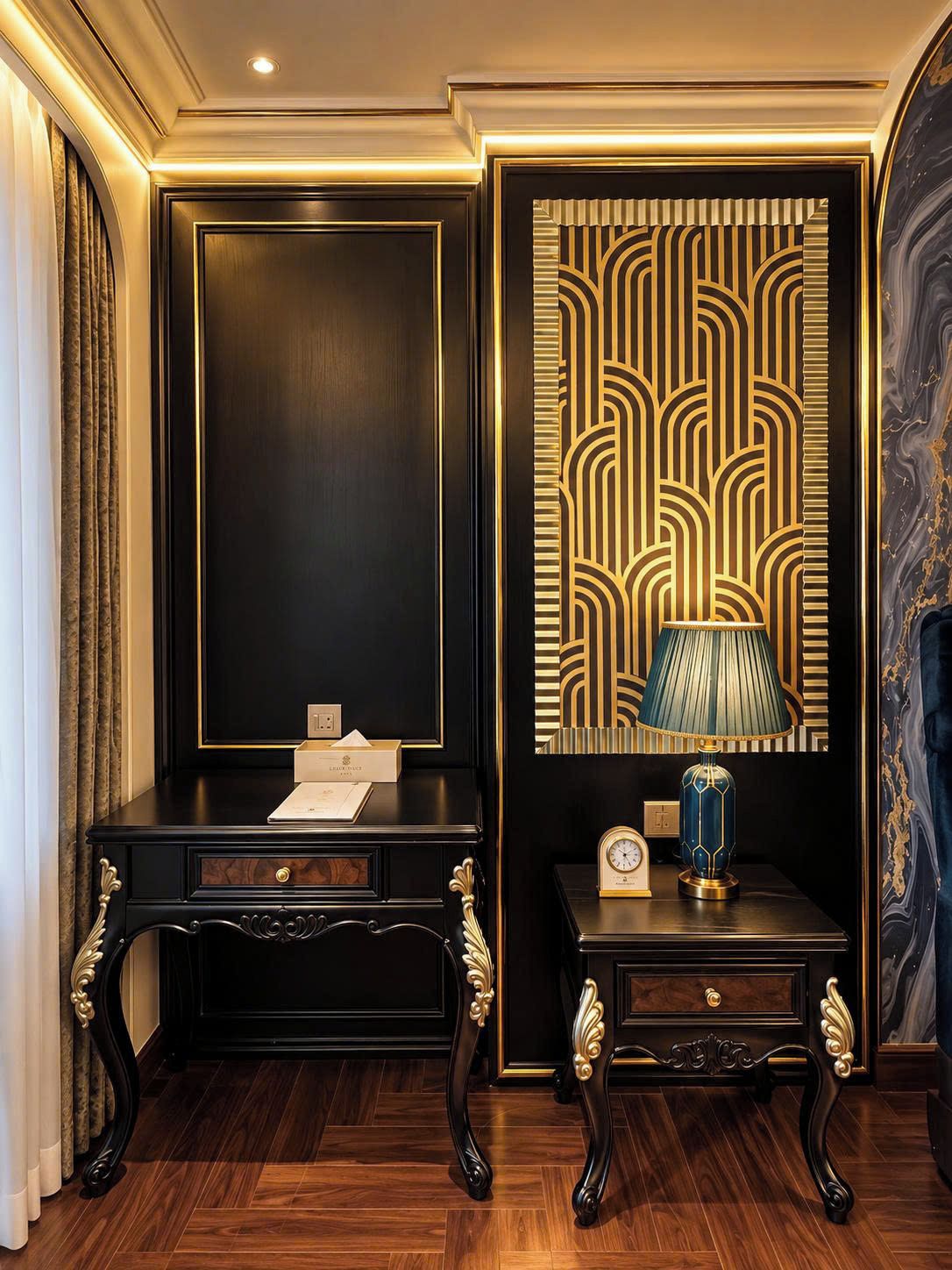Una habitación con un escritorio de madera oscura, una lámpara decorativa y un papel tapiz estampado.
