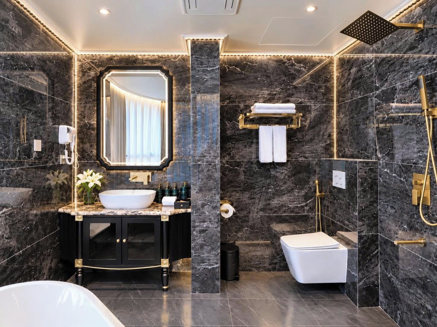 Un baño moderno con una bañera independiente, un tocador con un espejo grande y una zona de ducha con cabezal dorado.