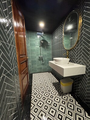 Deluxe Quadruple Room, 2 Queen Beds, City View | Bathroom