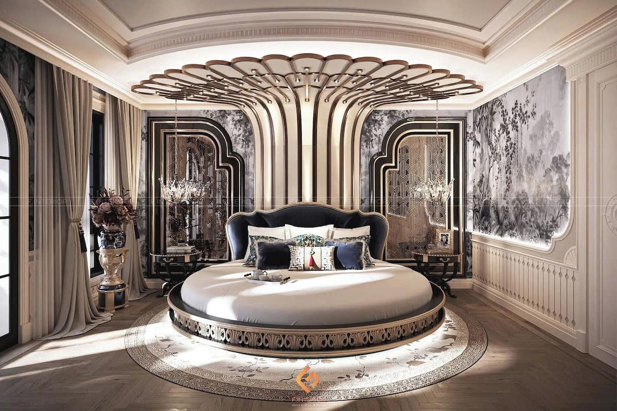 Ein luxuriöses Schlafzimmer mit einem runden Bett, einer aufwendigen Decke und einem großen Wandgemälde.