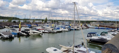 Beautiful family-friendly apartment by the lake
