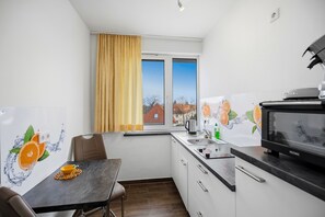 Geladeira, micro-ondas, fogão, cooktop