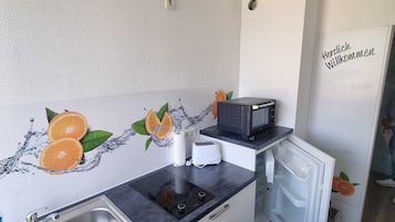 Kühlschrank, Mikrowelle, Ofen, Herdplatte