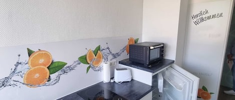 Een koelkast, een magnetron, een oven, een kookplaat