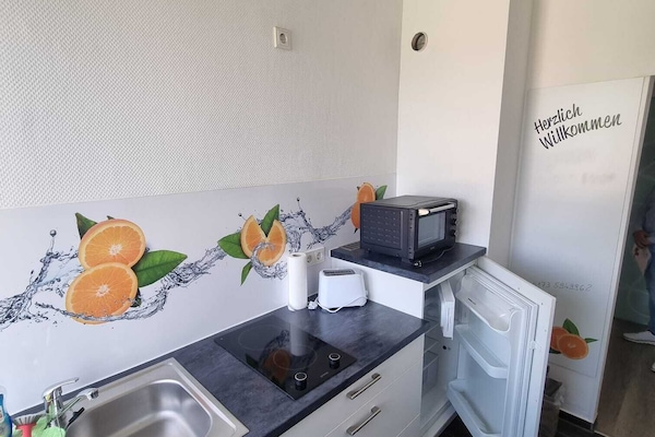 Frigorífico, microondas, horno y placa de cocina