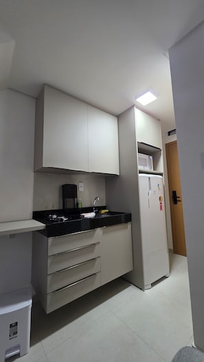 Appartement Classique, vue jardin | Cuisine privée | Micro-ondes, plaque de cuisson