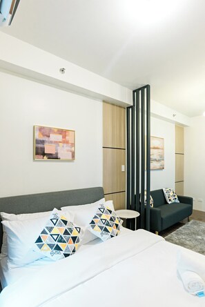1 bedroom, iron/ironing board, WiFi, bed sheets - Serene Escape 2160 at Air Residences Makati (Makati)