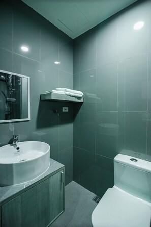 Shower, hair dryer, bidet, towels - Serene Escape 2160 at Air Residences Makati (Makati)