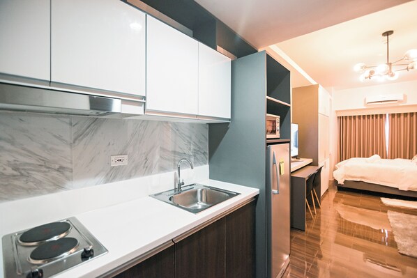 Microwave, stovetop - Serene Escape 2160 at Air Residences Makati (Makati)