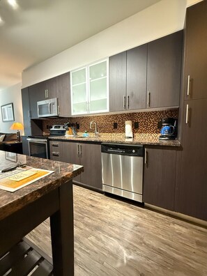 Micro-ondes, four, plaque de cuisson, lave-vaisselle