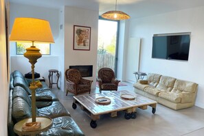 Smart TV, books, computer monitors - Restored character cider house in Carnac (Carnac)