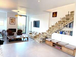 Smart TV, books, computer monitors - Restored character cider house in Carnac (Carnac)