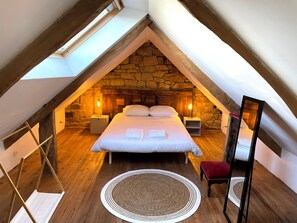 6 bedrooms, desk, iron/ironing board, free WiFi