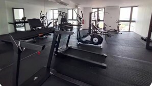 Fitness facility - Charming 1BR Suite | Rooftop Pool | Scenic City Views (Accra)