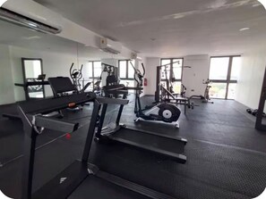 Fitness facility - Charming 1BR Suite | Rooftop Pool | Scenic City Views (Accra)