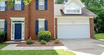 4-bedroom cozy house in charming Charlotte with WiFi, AC, home Security and love