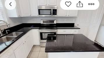 Microondas, horno, placa de cocina y lavavajillas