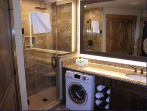 Dusche, Haartrockner, Handtücher, Seife