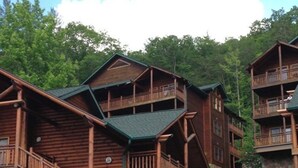 Ein mehrstöckiges Hotel im Chalet-Stil mit Balkonen und einem Steinfundament.