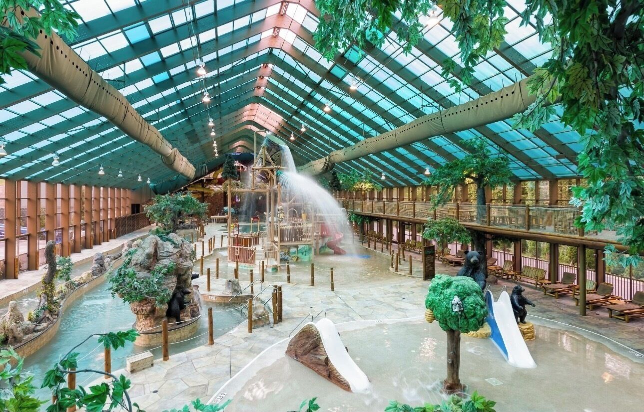 Un atrio interior con techo de vidrio, fuentes de agua y zonas de estar.