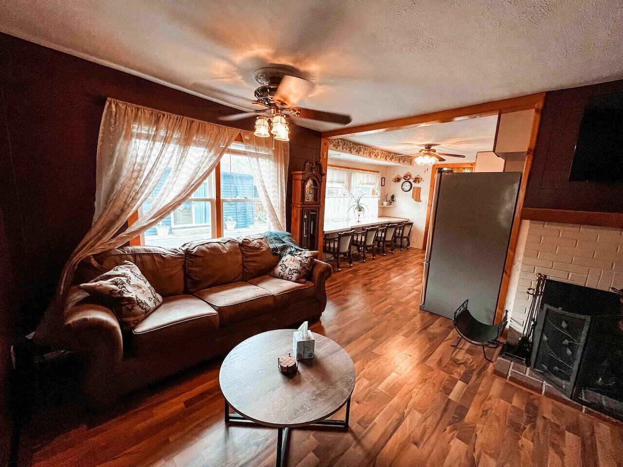 Una televisión, una chimenea