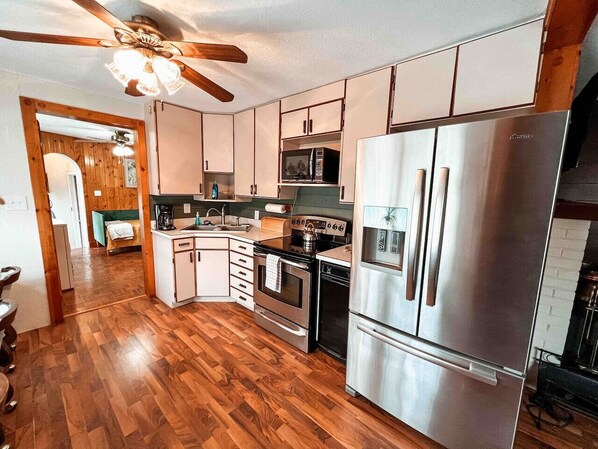 Fridge, microwave, oven, stovetop - 3 bd/ 10 min to dwtwn/Washer-Dryer (Indianapolis)