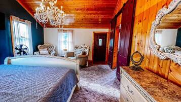 3 habitaciones, escritorio y tabla de planchar con plancha