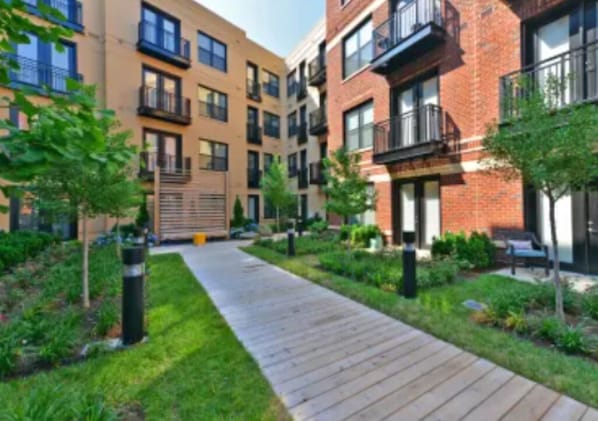 Exterior - Chic 1-bedroom apartment with fitness room, WiFi in enjoyable Arlington (Arlington)