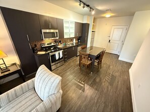 Microwave, oven, stovetop, dishwasher - Chic 1-bedroom apartment with fitness room, WiFi in enjoyable Arlington (Arlington)